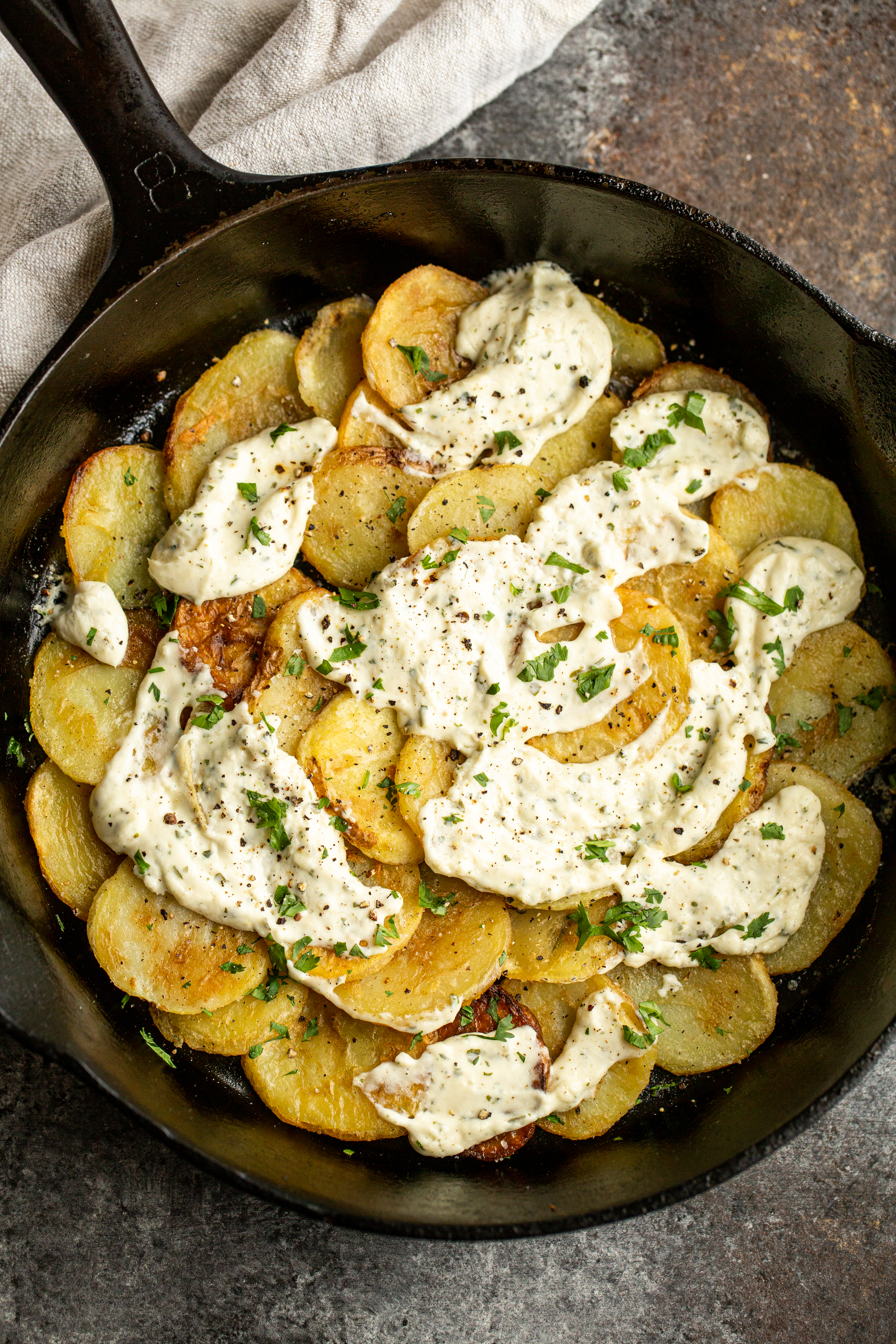 Creamy-Garlic-and-Herb-Skillet-Potatoes-Hero