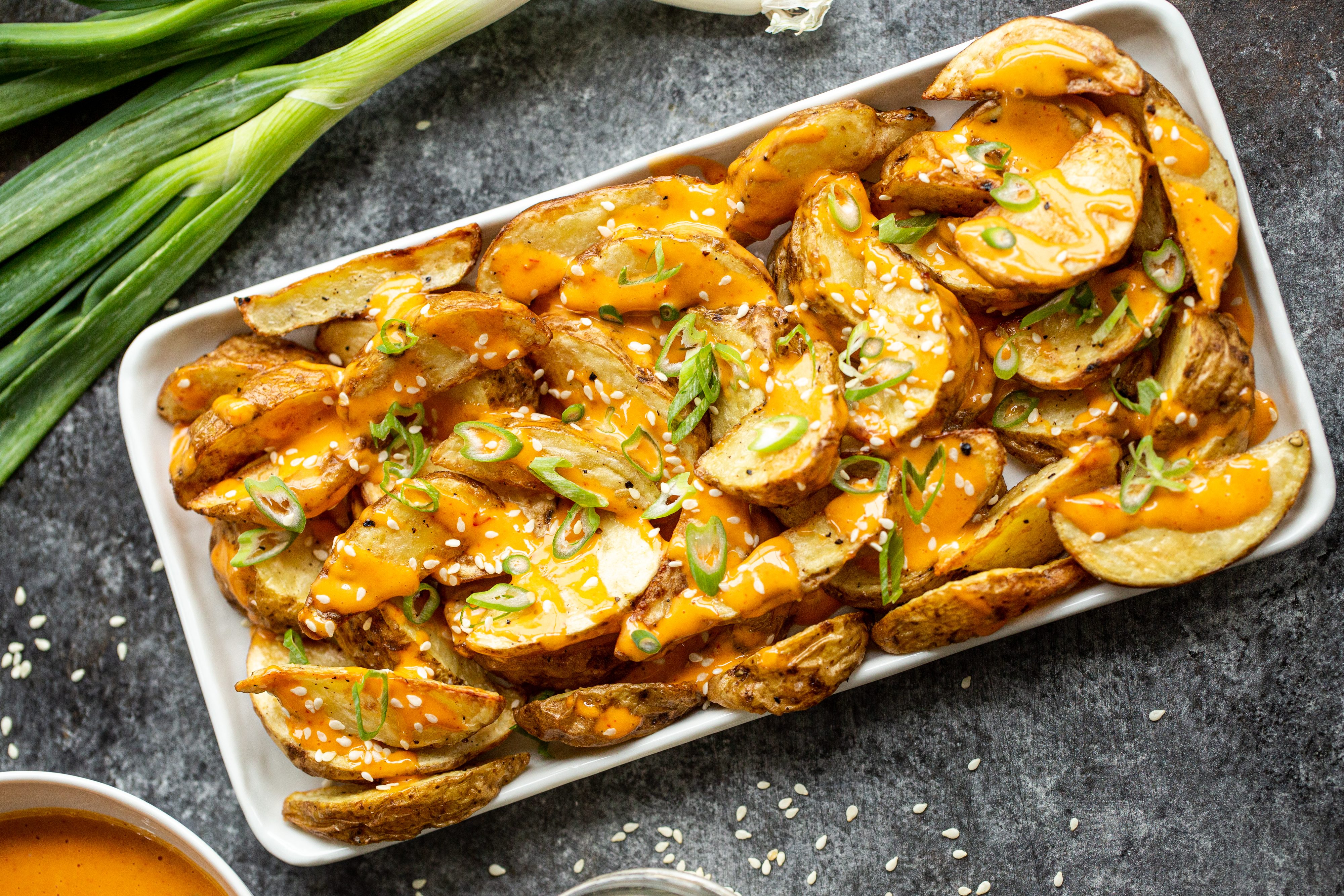 Crispy-Air-Fryer-Potato-Wedges-with-Creamy-Sweet-Chili-Hero-e1757086952151